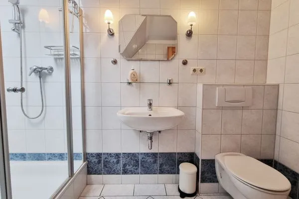 Badezimmer  Ferienwohnung "Achtern Diek 4" 1. Reihe an der Ostseeküste