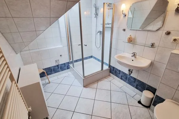 Badezimmer  Ferienwohnung "Achtern Diek 4" 1. Reihe an der Ostseeküste