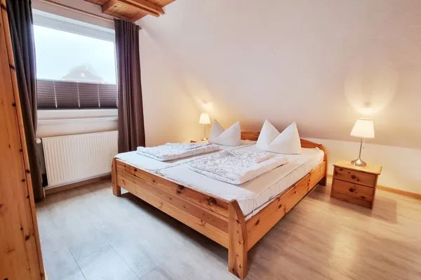 Schlafzimmer  Ferienwohnung "Achtern Diek 4" 1. Reihe an der Ostseeküste