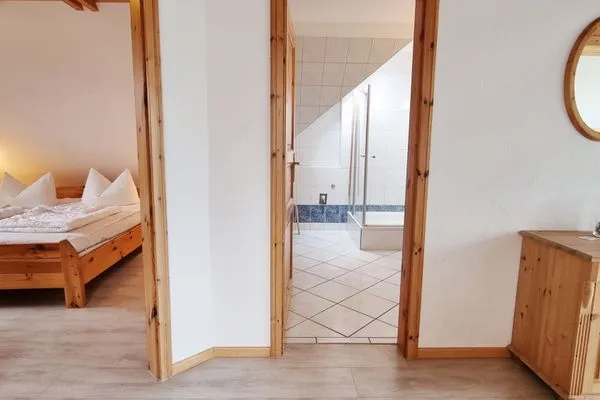 Schlafzimmer  Ferienwohnung "Achtern Diek 4" 1. Reihe an der Ostseeküste