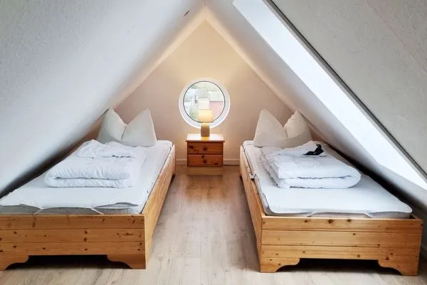 Schlafzimmer  Ferienwohnung "Achtern Diek 4" 1. Reihe an der Ostseeküste