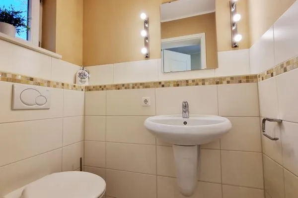 Gäste-WC  Ferienwohnung "Baltic Sunshine" in Kalifornien an der Ostsee