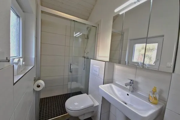 Badezimmer  Ferienhaus "Lönneberga" im Ferienpark Holm an der Ostsee