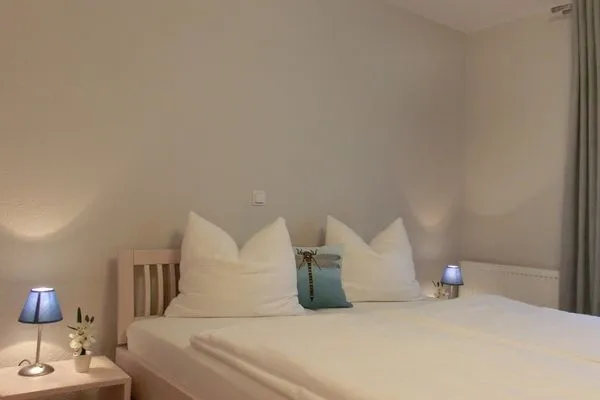 Schlafzimmer mit großen Doppelbett  Strandoase, Whg. 21