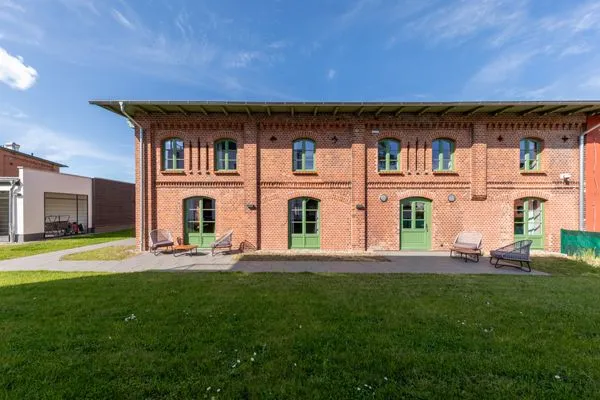 Ferienwohnung Müritznest Klink - Außenansicht frontal mit grünem Rasen  Müritznest