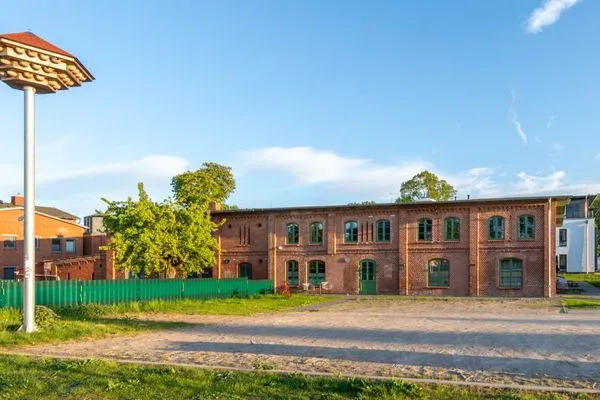 Ferienwohnung Müritznest Klink - Außenansicht von vorne mit großem Schwalbennest  Müritznest