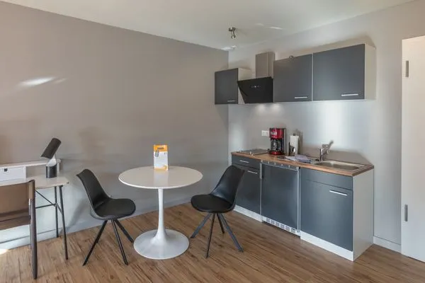 Ferienwohnung Müritznest Klink - Küchenzeile mit Kochfeld, Kaffeemaschine und Kühlschrank  Müritznest