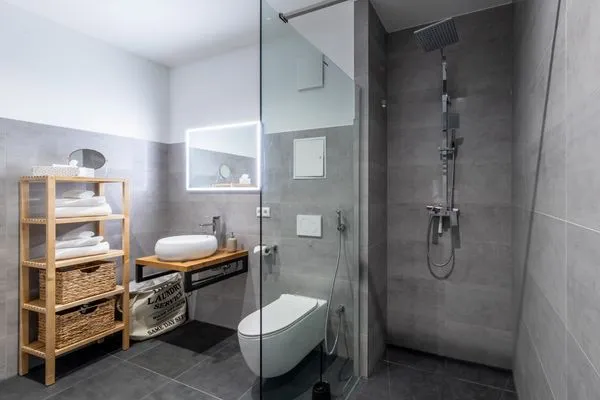 Ferienwohnung Müritzperle Klink - modernes Badezimmer mit Regal und offener Dusche  Müritzperle
