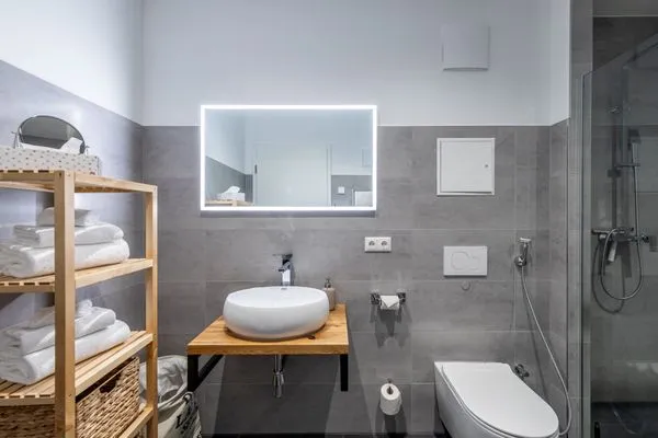 Ferienwohnung Müritzperle Klink - Badezimmer in modernem Stil mit Ablagemöglichkeiten  Müritzperle