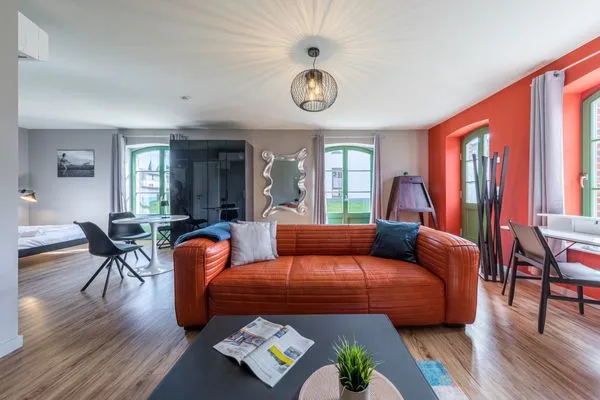 Ferienwohnung Müritzperle Klink - moderne bequeme Couch in rot  Müritzperle