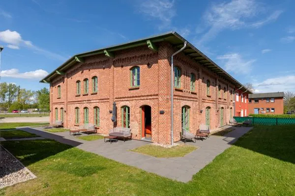 Ferienwohnung Heimathafen Klink - Außenansicht des Gebäudes im Sonnenschein  Heimathafen