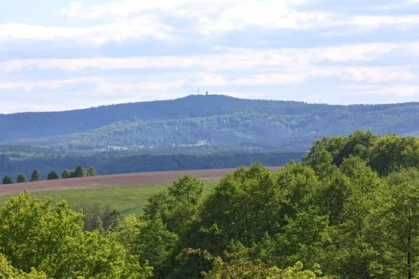 Blick zum Pleß, ein Ausflugsziel in der nahegelegenen thüringischen Rhön  Ferienwohnung Altensteinblick