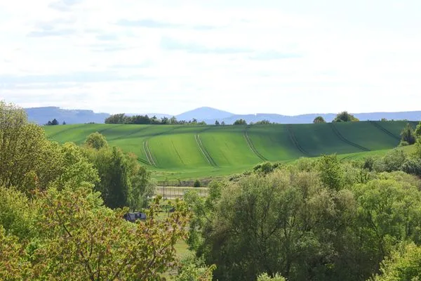 Ausblick in Richtung Stoffelskuppe und das Salzunger Werrabergland  Ferienwohnung Altensteinblick