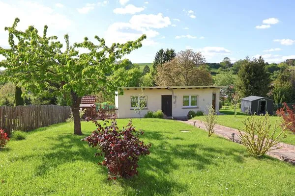 Herrlicher Garten bei strahlendem Sonnenschein im Frühling  Ferienwohnung Altensteinblick
