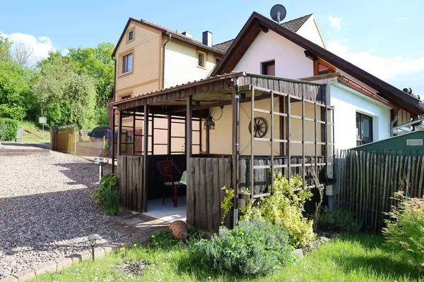 Gemütliche, überdachte Sitzecke im Garten  Ferienwohnung Altensteinblick