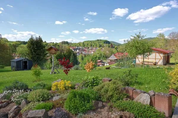 Blick über den Garten und die herrlich grüne Umgebung  Ferienwohnung Altensteinblick