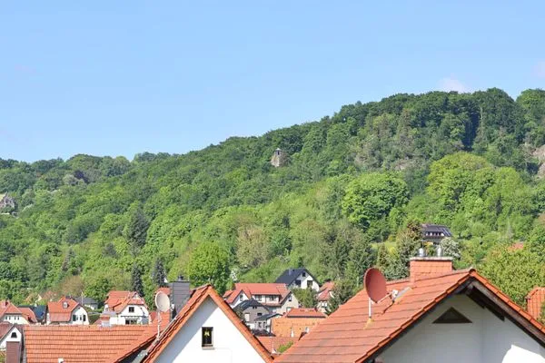 Altenstein-Panorama mit Schloss Altenstein, Chinesisches Teehäuschen und Morgentor-Felsen  Ferienwohnung Altensteinblick