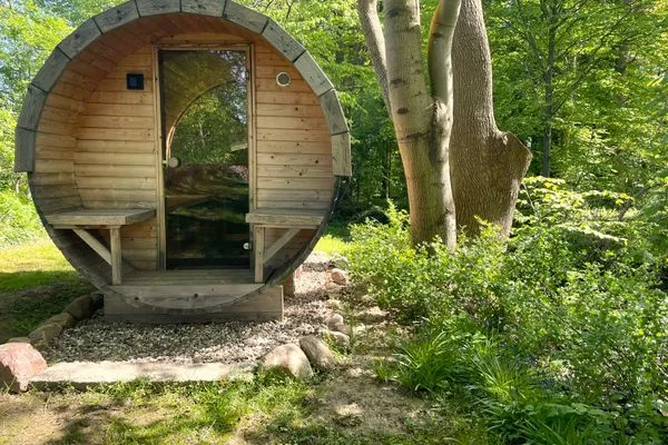 Fass-Sauna am Waldrand  Reetdachkate Fuchsgraben