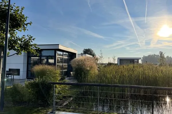  Marina Strandbad Chalet Wasserwelt mit Zaun Haus Nr. 32