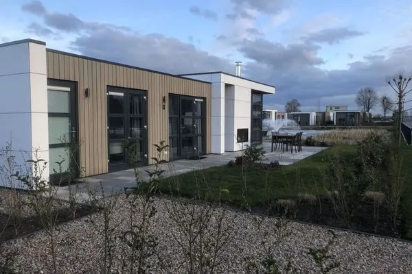  Marina Strandbad Chalet Wasserwelt mit Zaun Haus Nr. 32