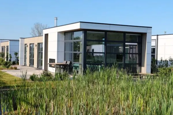  Marina Strandbad Chalet Wasserwelt mit Zaun Haus Nr. 32