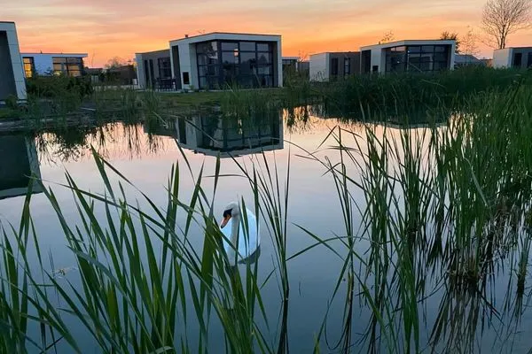  Marina Strandbad Chalet Wasserwelt mit Zaun Haus Nr. 32