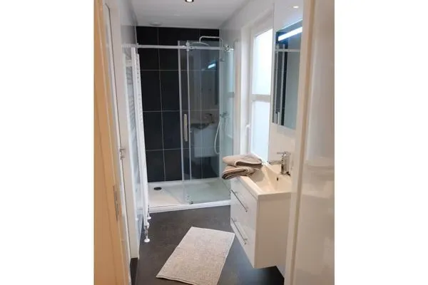  Marina Strandbad Chalet Wasserwelt mit Zaun Haus Nr. 32