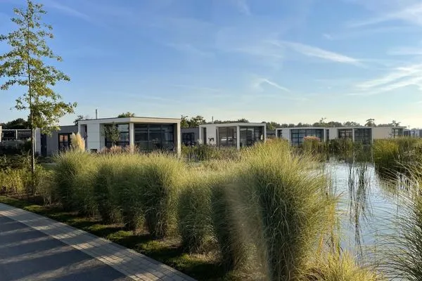  Marina Strandbad Chalet Wasserwelt mit Zaun Haus Nr. 32