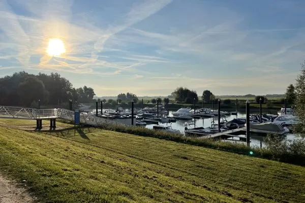  Marina Strandbad Chalet Wasserwelt mit Zaun Haus Nr. 32