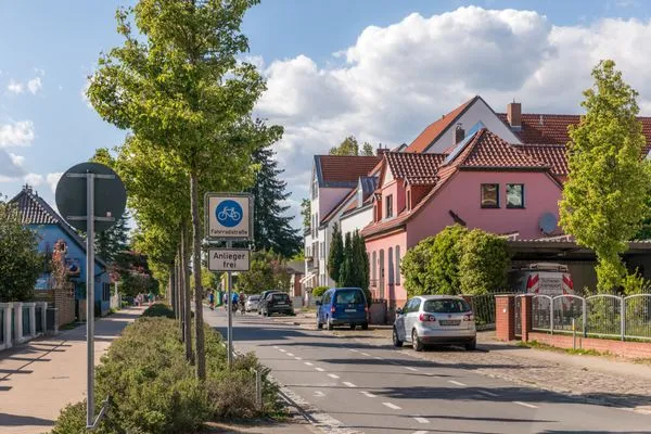 Ferienwohnung Kleines Meer Außenansicht Gebäude und Blick in die Straße  Kleines Meer