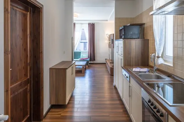 Ferienwohnung Kleines Meer Küchenzeile mit Blick in den Wohnbereich  Kleines Meer