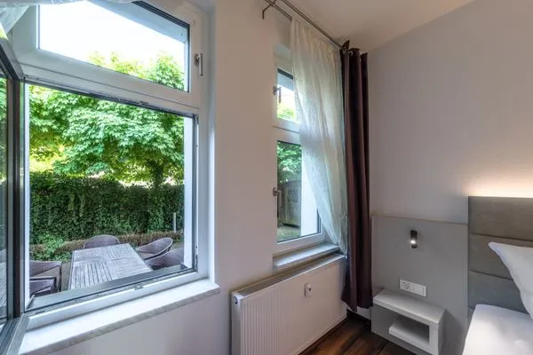 Ferienwohnung Kleines Meer Schlafzimmer Ausblick aus dem Fenster zur Terrasse  Kleines Meer