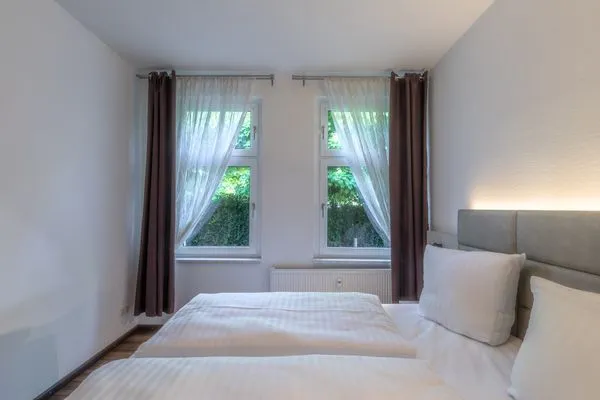 Ferienwohnung Kleines Meer Schlafzimmer Blick zum Fenster, heller Raum  Kleines Meer
