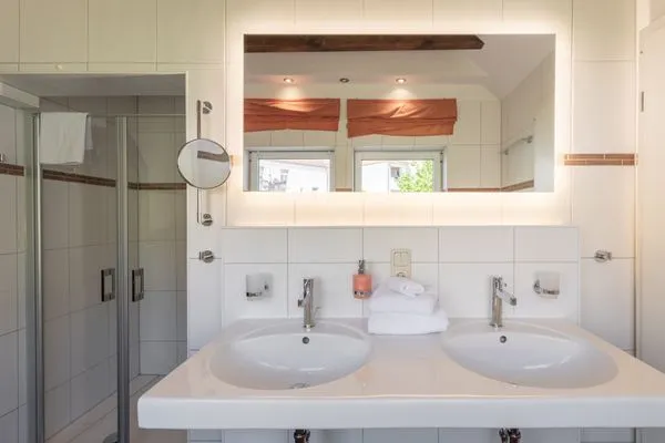 Ferienwohnung Seeperle Badezimmer Waschbecken und Dusche  Seeperle