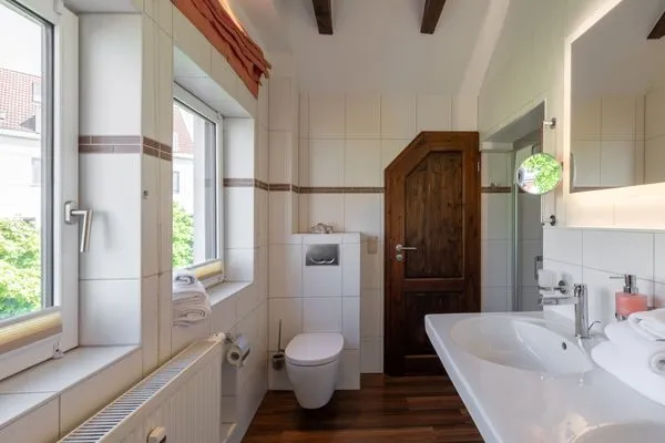 Ferienwohnung Seeperle Badezimmer mit WC und Waschbecken  Seeperle