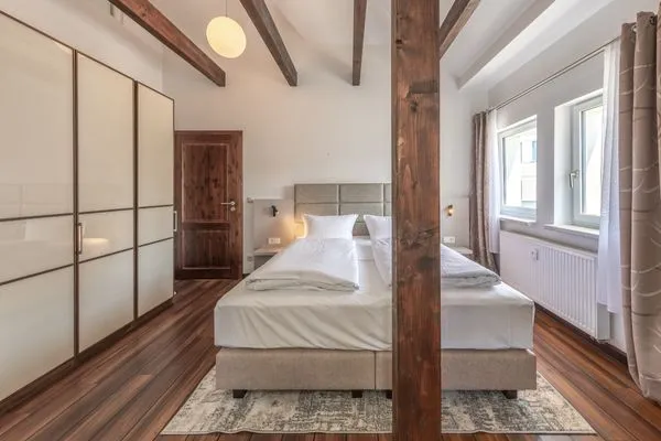 Ferienwohnung Seeperle Schlafzimmer mit Bett und großem Kleiderschrank  Seeperle