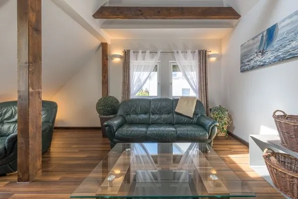 Ferienwohnung Seeperle Wohnzimmer mit grünem Sofa  Seeperle