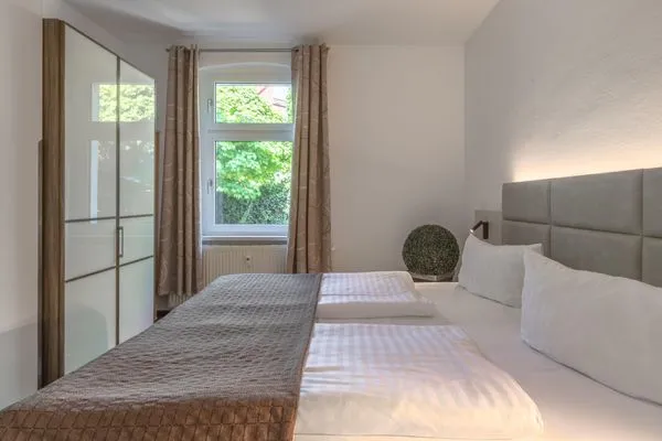 Ferienwohnung Strandkorb Schlafzimmer mit Kleiderschrank und Fenster  Strandkorb