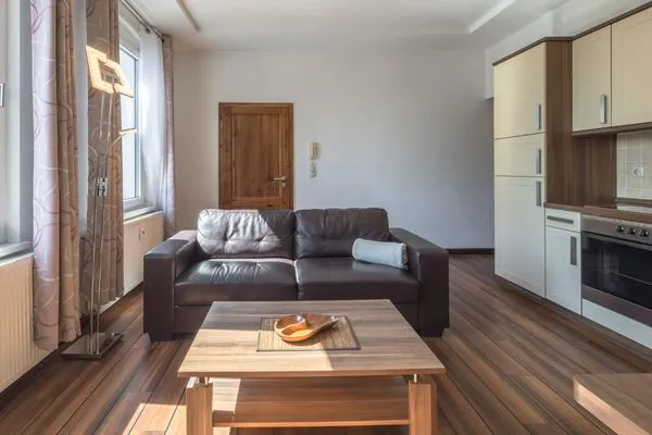 Ferienwohnung Strandkorb Wohnzimmer braunes Sofa  Strandkorb