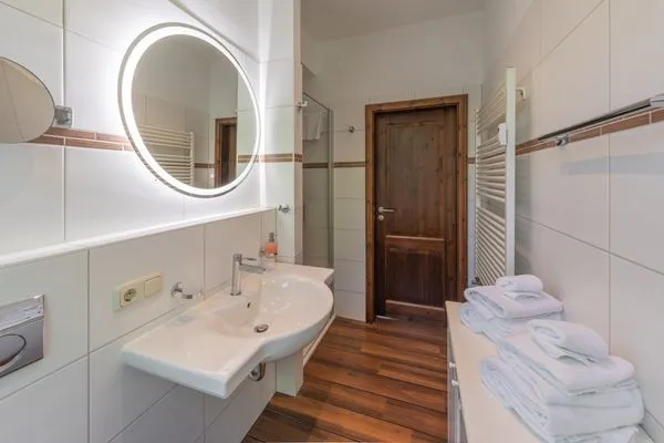 Ferienwohnung Strandkorb Badezimmer mit Waschbecken und Dusche  Strandkorb