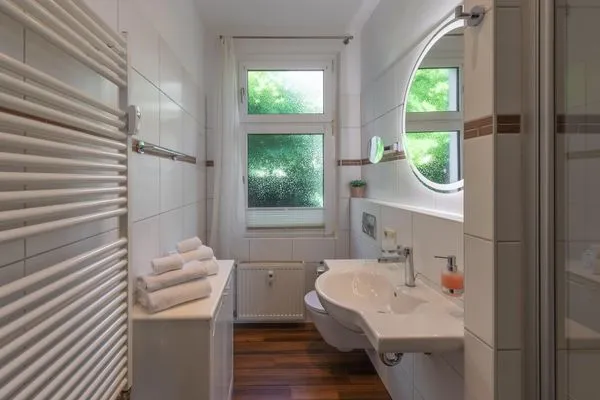 Ferienwohnung Strandkorb Badezimmer mit Tageslichtfenster  Strandkorb