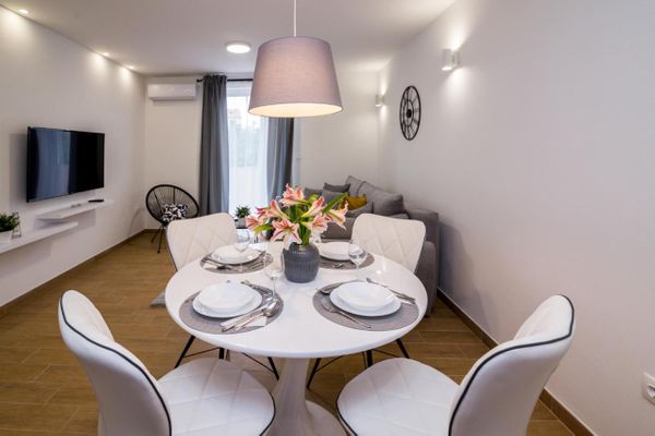 2-Zimmer-Ferienwohnung, stadtnah – mit Balkon & WLAN, ideal für 4 Personen