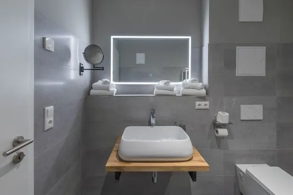 Ferienwohnung Heimathafen Klink - modernes Bad mit beleuchtetem Spiegel  Heimathafen