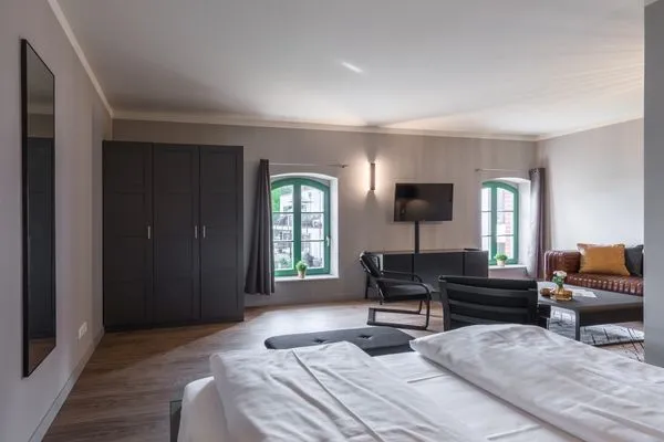 Ferienwohnung Heimathafen Klink - Ausblick vom Bett in den Raum hinein zum Kleiderschrank  Heimathafen