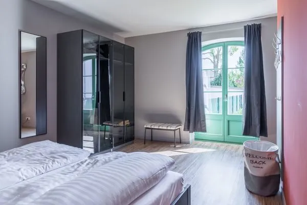 Ferienwohnung Wellenklang Klink - Kleiderschrank und Ausblick in den Garten  Wellenklang