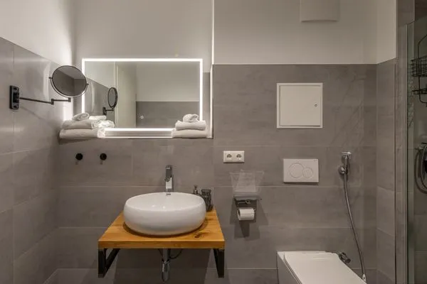 Ferienwohnung Wellenklang Klink - modernes Bad mit beleuchtetem Spiegel  Wellenklang