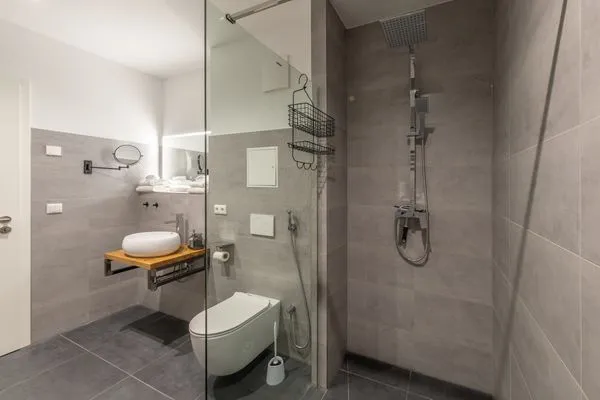 Ferienwohnung Wellenklang Klink - modernes Bad mit offener Glasdusche mit Wellnessbrause  Wellenklang