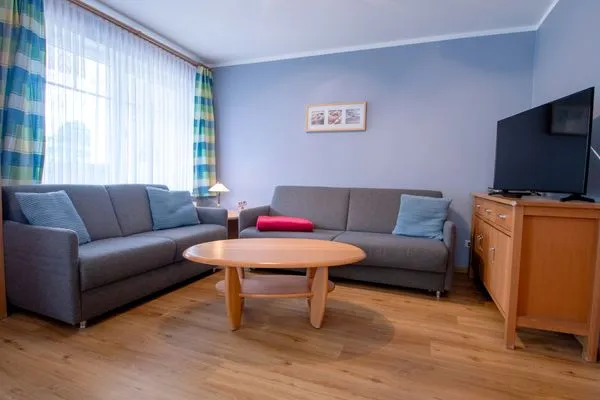 Wohnbereich mit zwei Sofas Hoppenberg 7 EG links