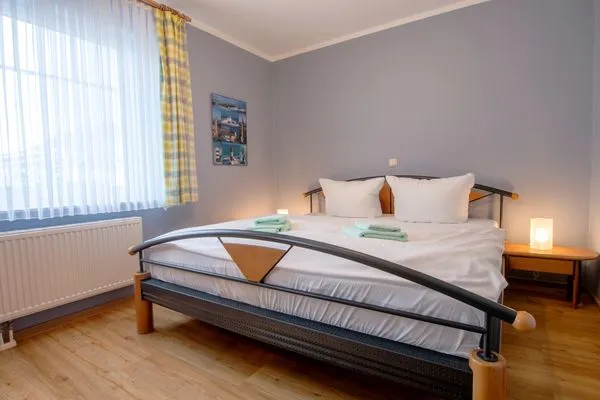 Schlafzimmer mit Doppelbett Hoppenberg 7 EG links