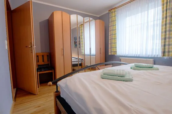 Schlafzimmer mit Doppelbett und Kleiderschrank Hoppenberg 7 EG links